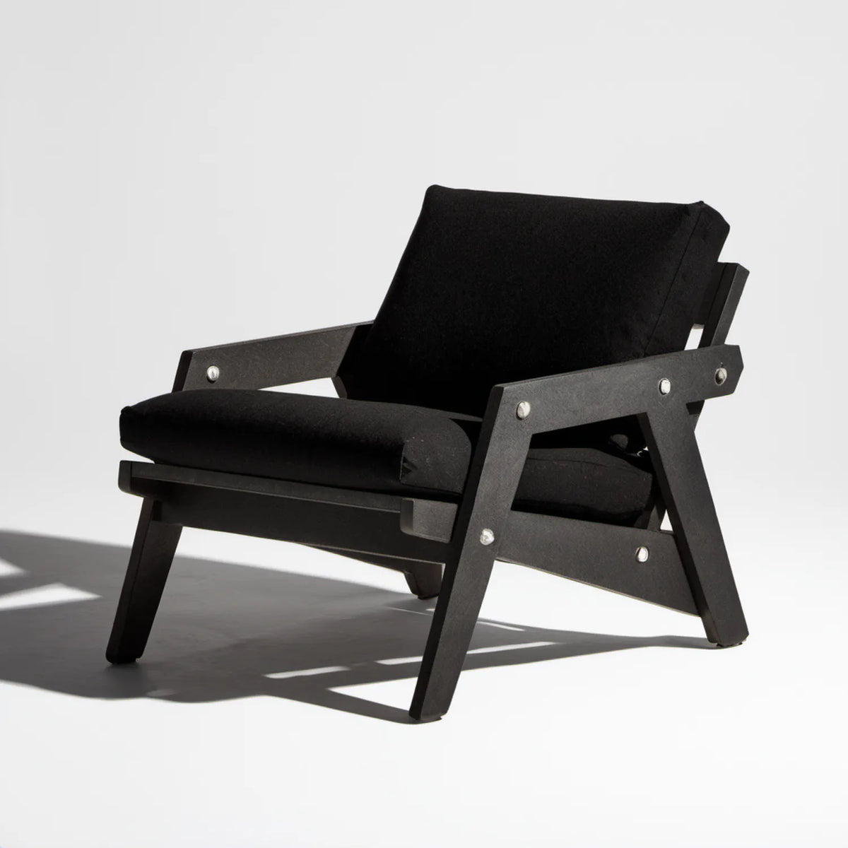 Czarny fotel ogrodowy z drewna litego i poliestru 70 x 85 x 78 cm